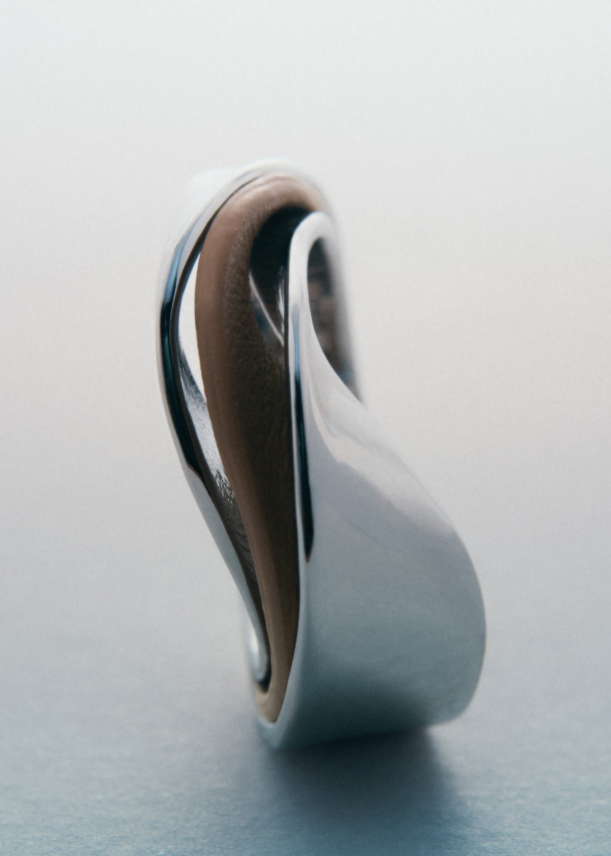 Ormé Ring - Silver in rhodium with Taupe Leather