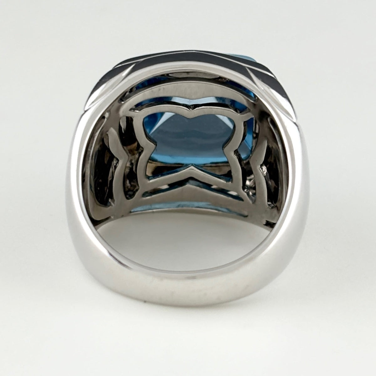 Pyramide Ring With Topaz
